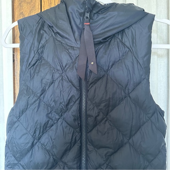 Lululemon ‘The Fluffiest Vest’ (Navy Blue/Cypress Plaid) Reversible Down Vest - Picture 3 of 16